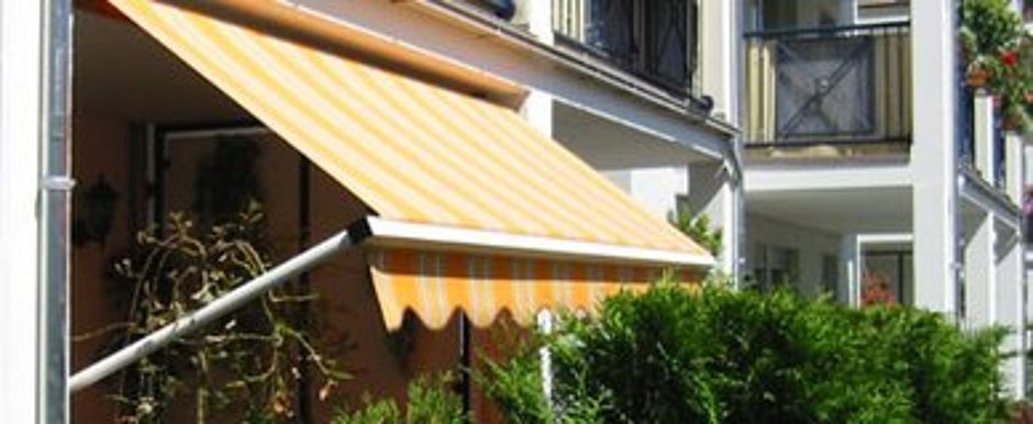 Fallarm-Markise an einer Terrasse