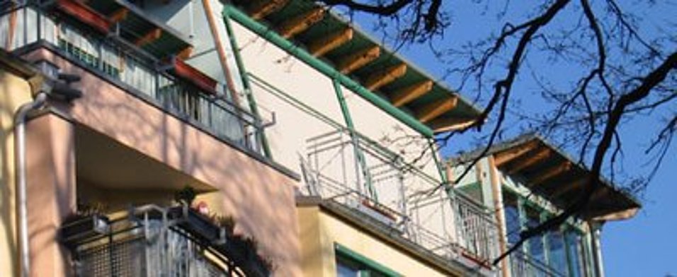 Fassaden-Markise an einer Hausfassade