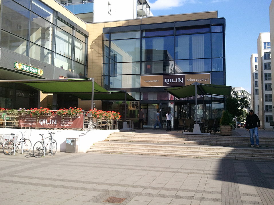 Restaurant QILIN mit ausgefahrenen grünen Markisen am Eingang