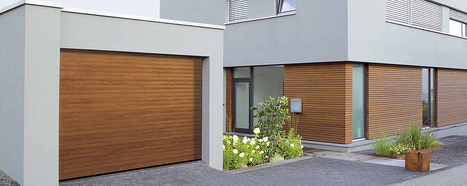Hörmann Rollmatic Rolltor an einer Hausfassade