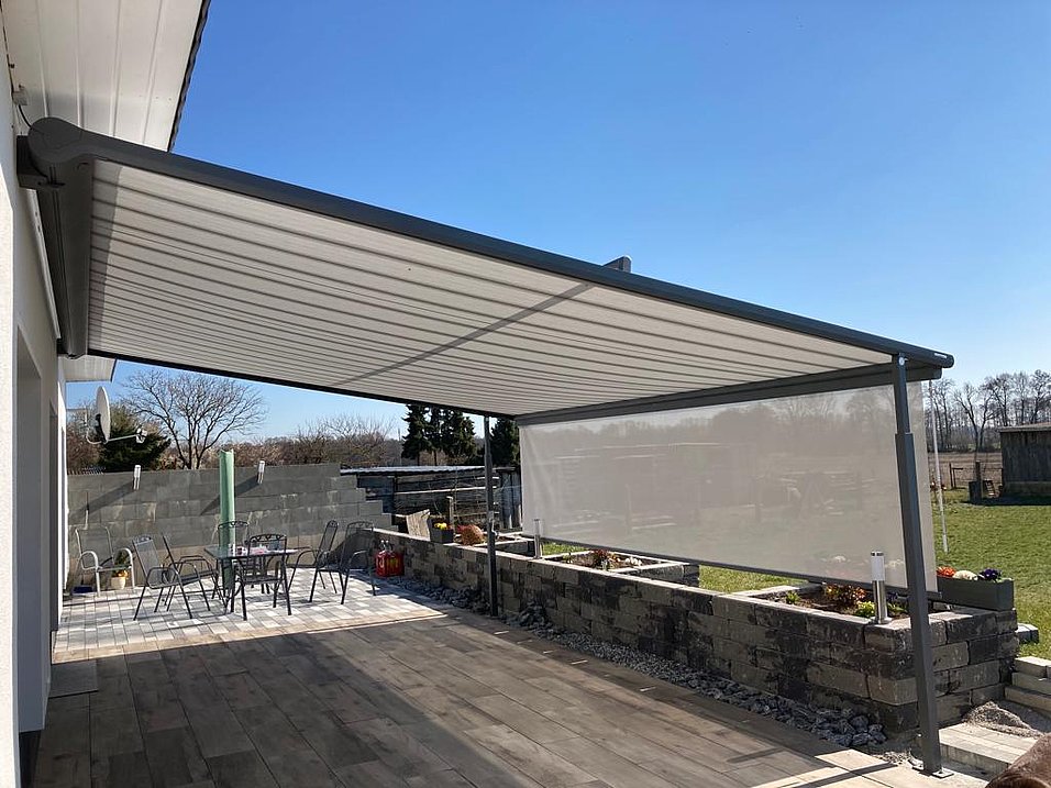 Freistehende Pergolamarkise über einer Terrasse mit Sitzgruppe