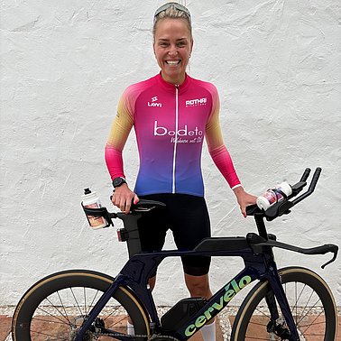 Die gesponserte Triathletin im bodeto-Trikot beim Küstenlauf während eines Ironman-Wettkampfs