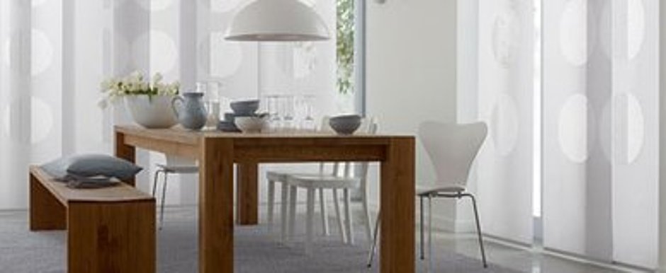 Dekorative Fensterdekoration im Wohnraum
