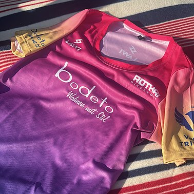 Porträt der gesponserten Triathletin im bodeto-Trikot mit ihrem Rennrad