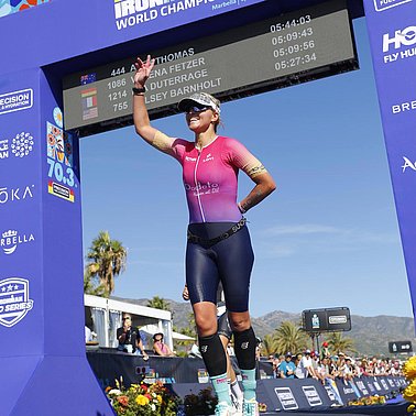 Mit „bodeto – Wohnen mit Stil" bedrucktes Trikot der gesponserten Triathletin auf einem Strandtuch