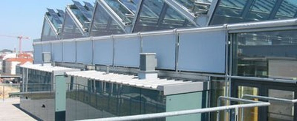 Fassaden-Markise an einer Hausfassade