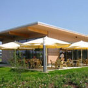 Freistehender Sonnenschirm auf der Terrasse