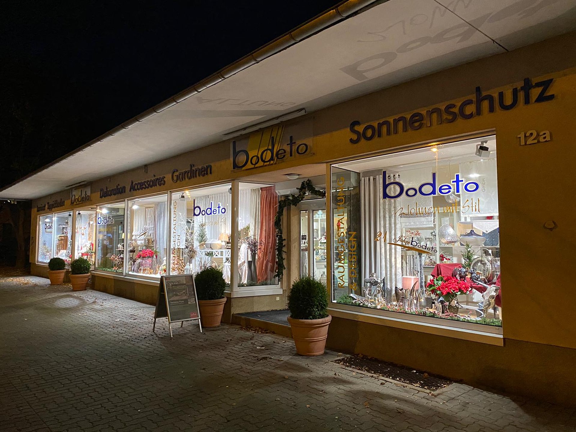 Außenansicht des bodeto-Fachgeschäfts in Magdeburg bei Nacht