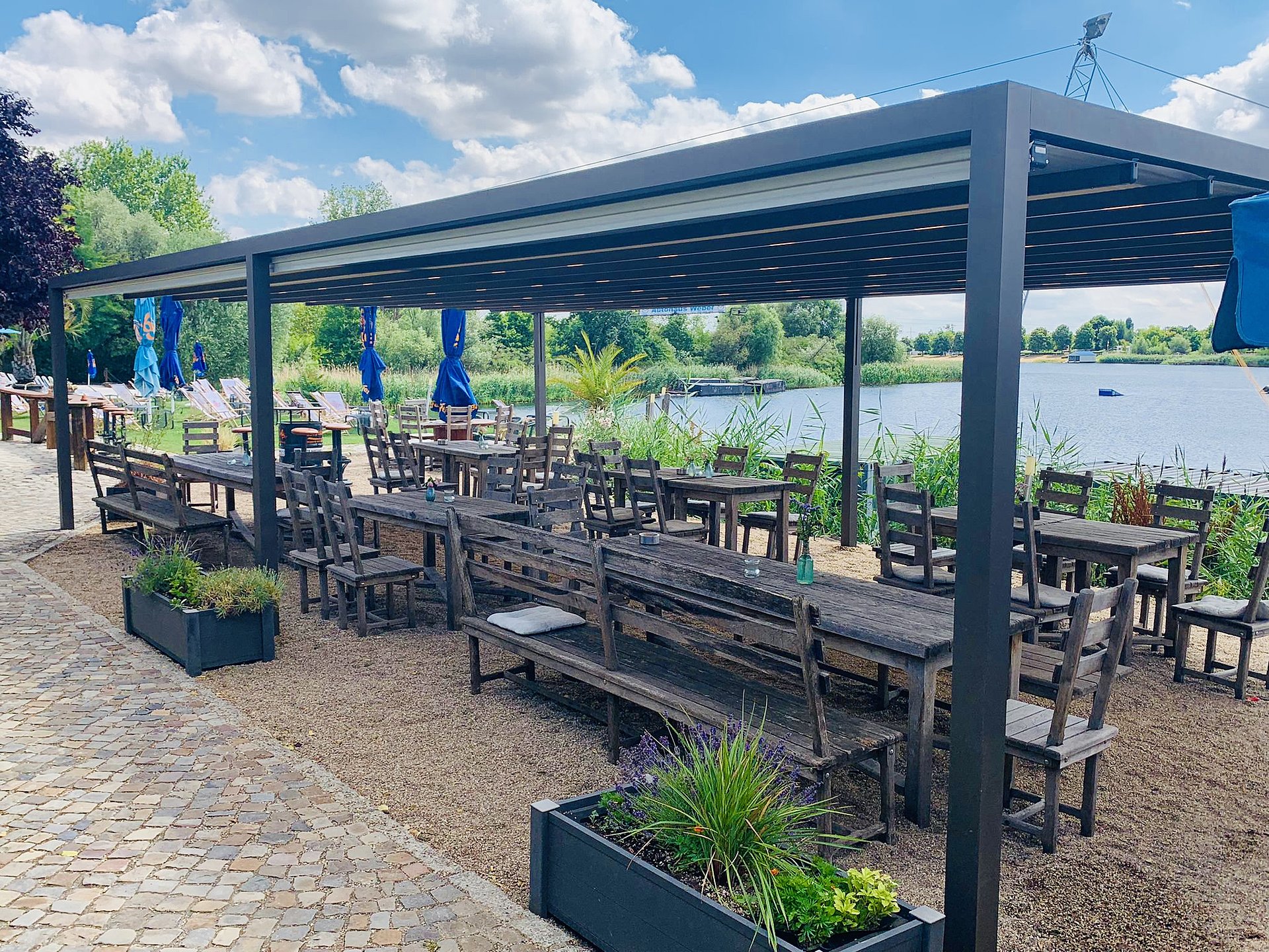 Pergola-Markise auf einer Terrasse