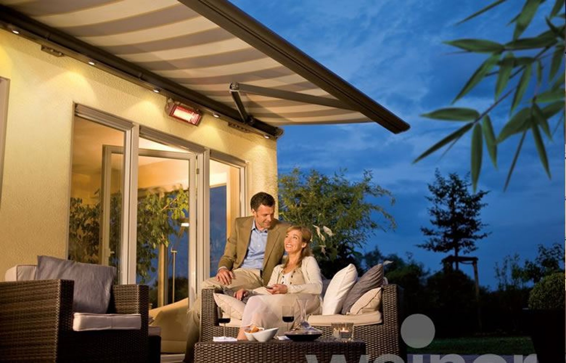 weinor Opal Kassettenmarkise – beleuchtete Terrasse am Abend