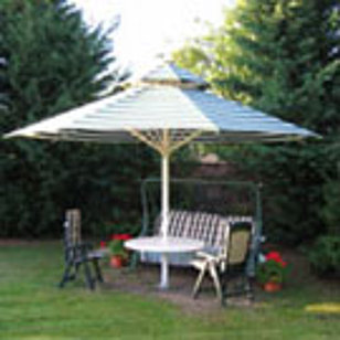 Freistehender Sonnenschirm auf der Terrasse