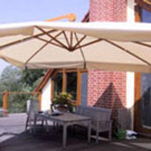 Freistehender Sonnenschirm auf der Terrasse